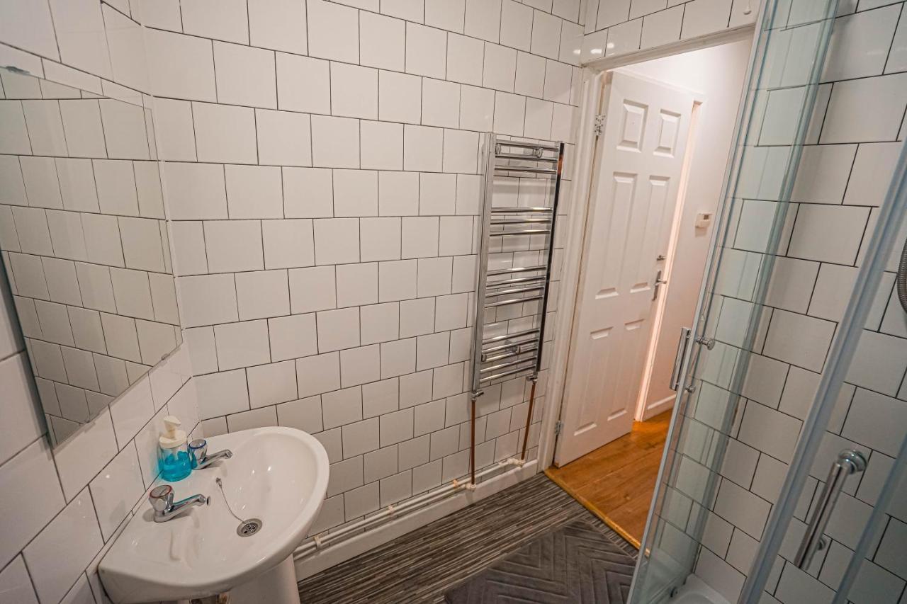 Private And Spacious 2 Bedroom House - Free Parking! Cardiff Exteriör bild
